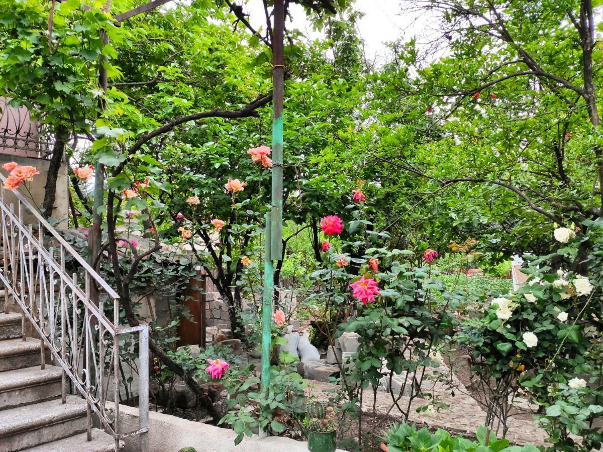 Guesthouse Ttt Tbilisi Esterno foto